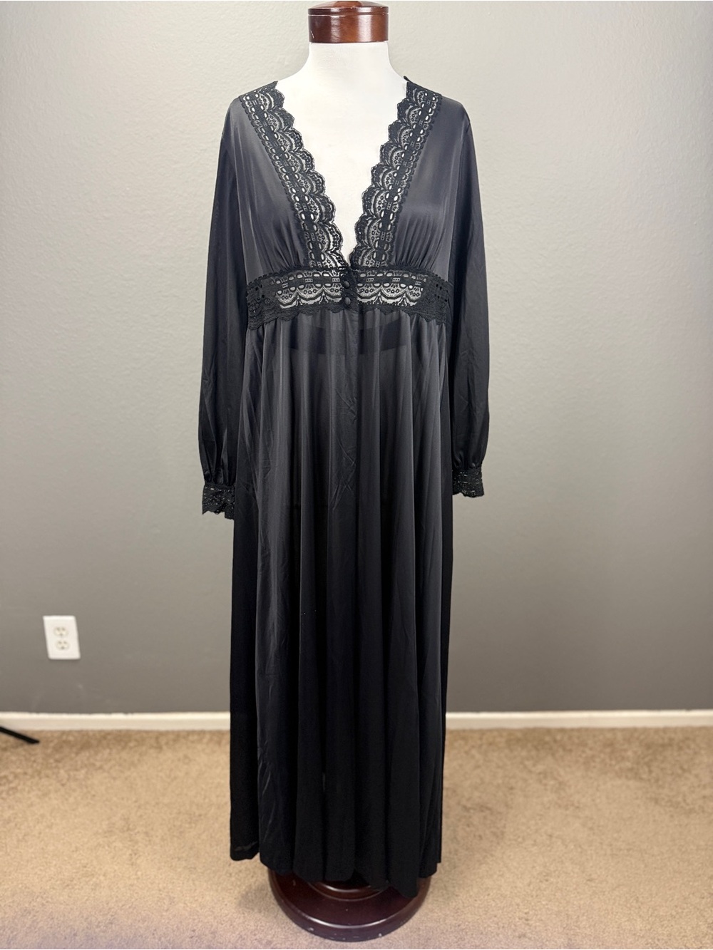 Vtg Olga 9726 Women's Sz XS Secret Hug Black Nylon Lace Full Sweep Peignoir
